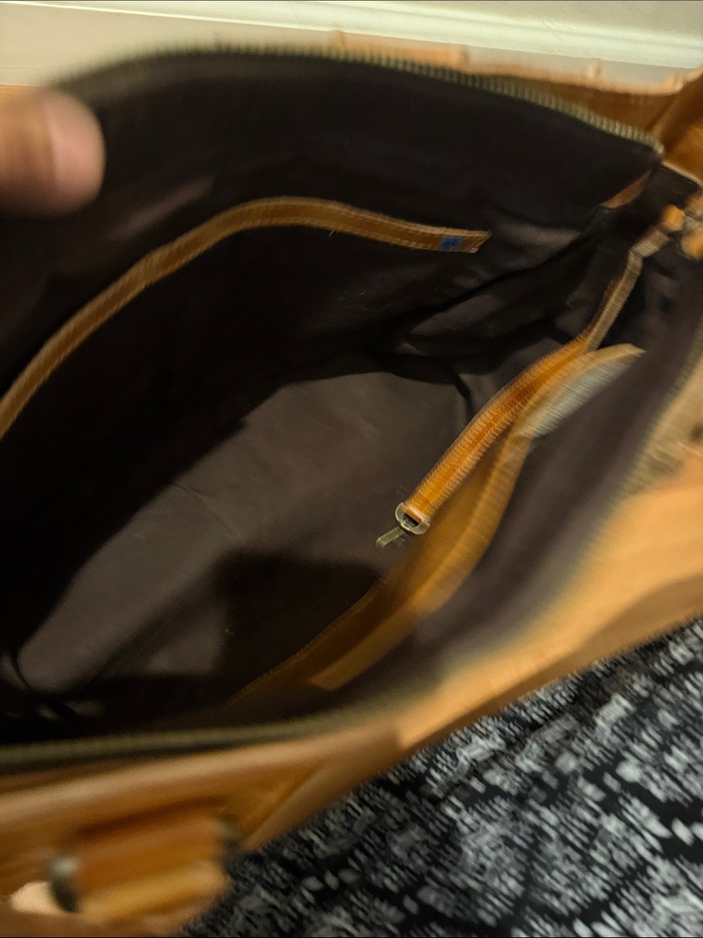 BED|STU Two-Tone Tan & Dark Brown Leather Shoulder Tote - Picture 5 of 7